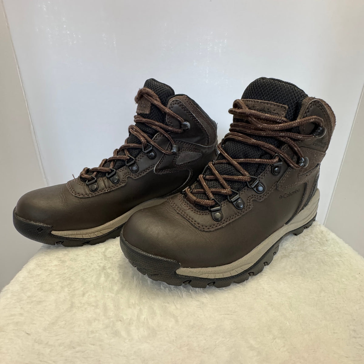 Columbia Newton Ridge Plus Women's 7 Waterproof Leather Hiking Boots Brown Snow