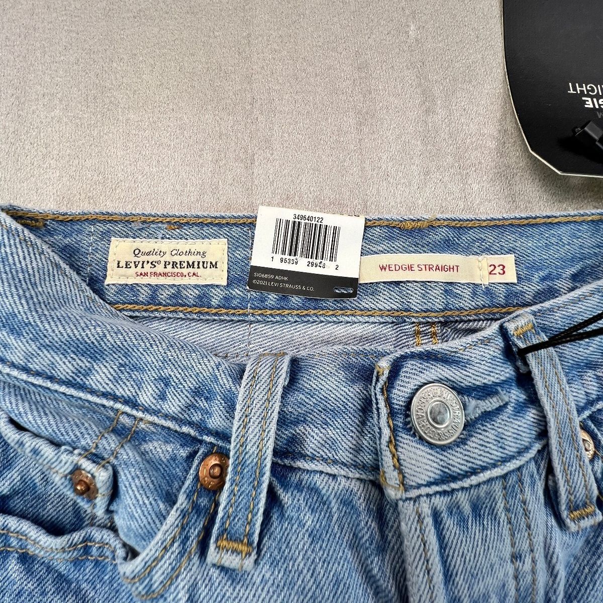 Levi’s Wedgie Straight Jeans Women’s 23 Light Wash High Rise Raw Hem NWT